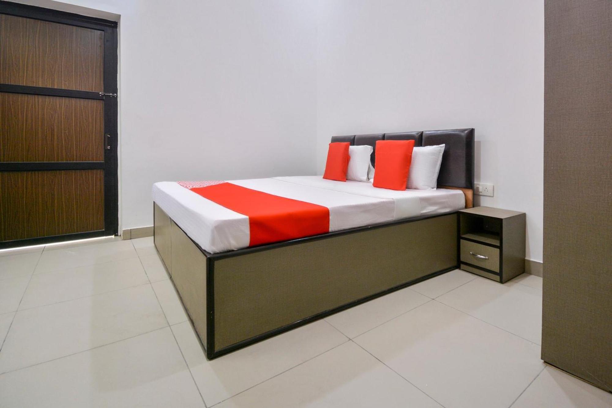 OYO 28296 White Solitaire Ludhiana Extérieur photo